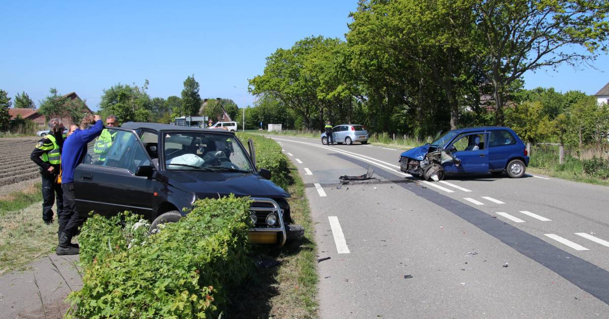 Vrouw gewond bij frontale botsing met drie autos in Oostkapelle.