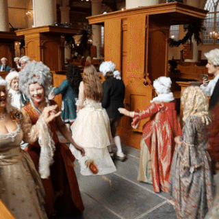 In de Waalse kerk maken bezoekers een muzikale reis naar de tijd van Bach – inclusief pruiken, rokken en een bal: ‘Stap, stap, omhoog!’