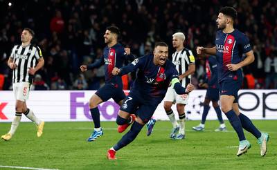 Opluchting in Parijs: Mbappé bezorgt PSG met controversiële strafschop nog cruciaal punt tegen Newcastle