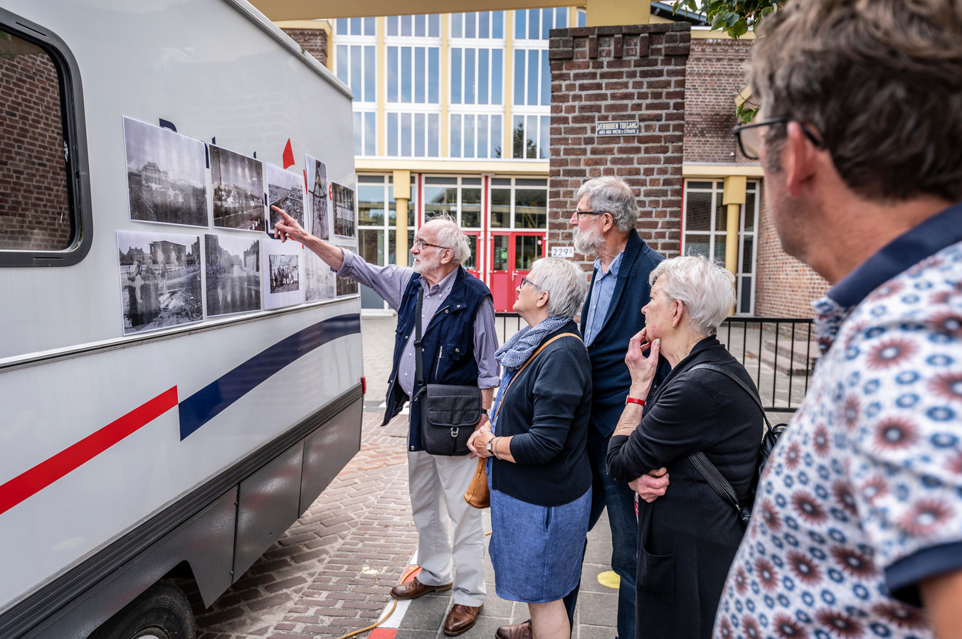 Bewoners van de Schadewijk halen herinneringen op bij oude foto's. Jan Ulijn (links) kan er vaak meer over vertellen.