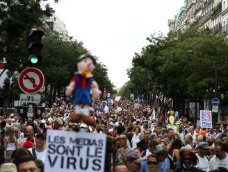 Ruim 140.000 mensen op straat in Frankrijk tegen gezondheidspas: 21 arrestaties en één gewonde agent