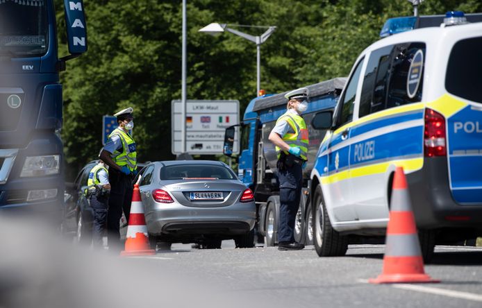 De Duitse politie controleert sinds vandaag met verhoogde waakzaamheid aan de grensovergangen met Oostenrijk.