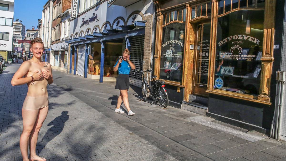 Vrouw gaat (bijna) naakt voor gratis tattoo: “Ik schaam me niet en doe het  voor het plezier” | Kortrijk | hln.be