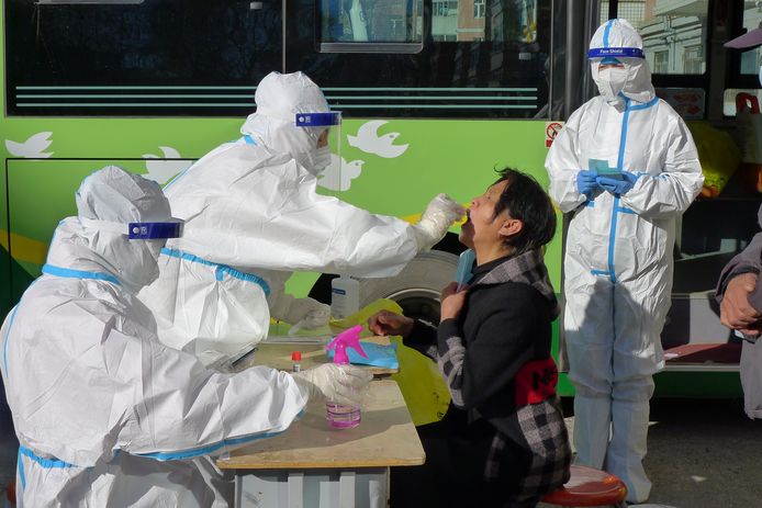 Een verpleger neemt een coronatest af bij een lokale inwoner van de Chinese stad Heihe.