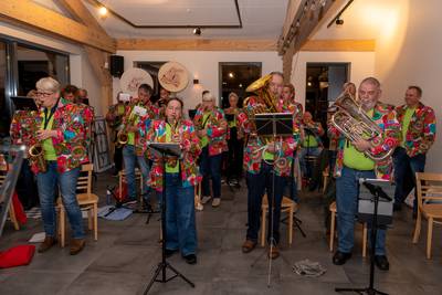 Blaaskapel uit Elshout bestaat 25 jaar, maar toen ze begonnen kon bijna niemand een instrument spele