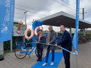 Vlnr.: algemeen directeur van Blue-bike Anne Coppens, bevoegd schepen Filip Watteeuw en Didier Reynaerts van Ethias knipten samen het officiële lintje door.