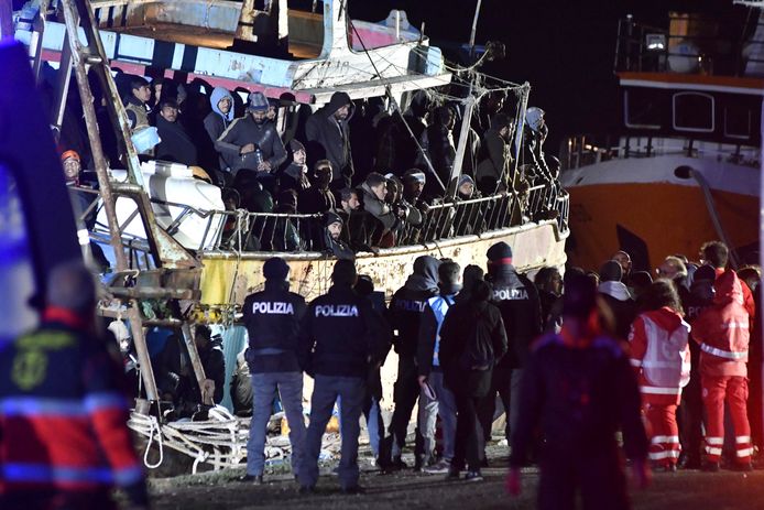 Een boot met ongeveer 500 migranten aan boord komt aan in de haven van Crotone, Italië. De migranten werden voor de kust van Calabrië gered door de kustwacht.