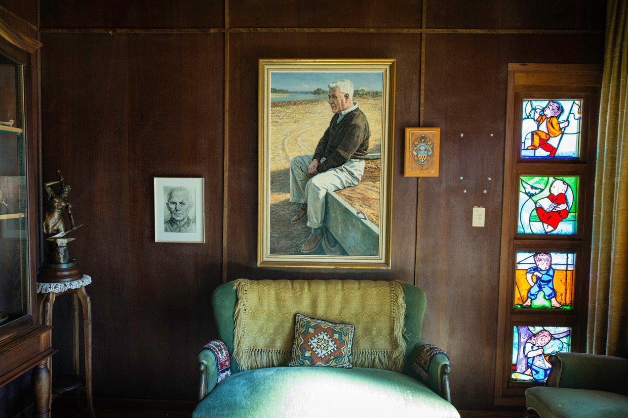Een schilderij van Hendrik Verwoerd, 'de architect van apartheid', hangt in de voormalige slaapkamer van zijn vrouw Betsie Verwoerd in het Verwoerd Museum.  Beeld Bram Lammers