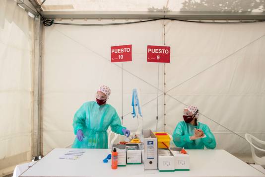 Verpleegkundigen die coronatesten afnemen in het Spaanse Torrejon de Ardoz.