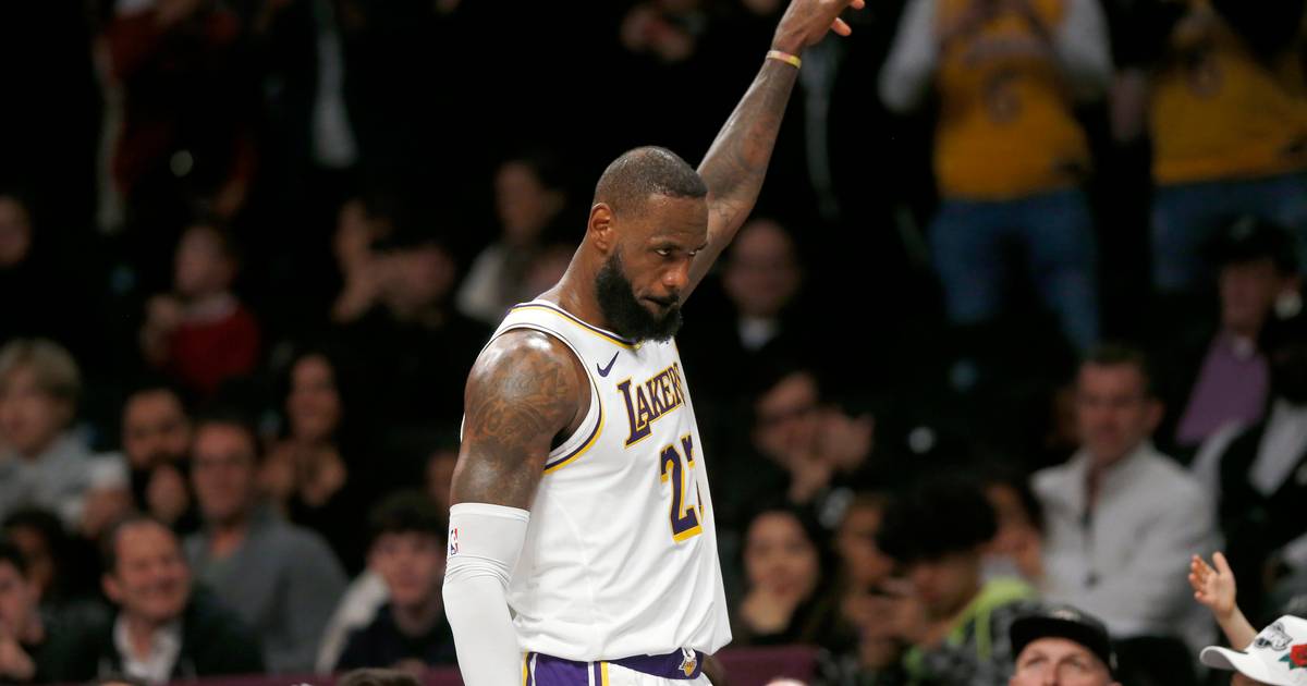 Liveblog Nba “blij Dat Hij Zn Superheldencape Mee Had” Lebron James Schittert Alweer En