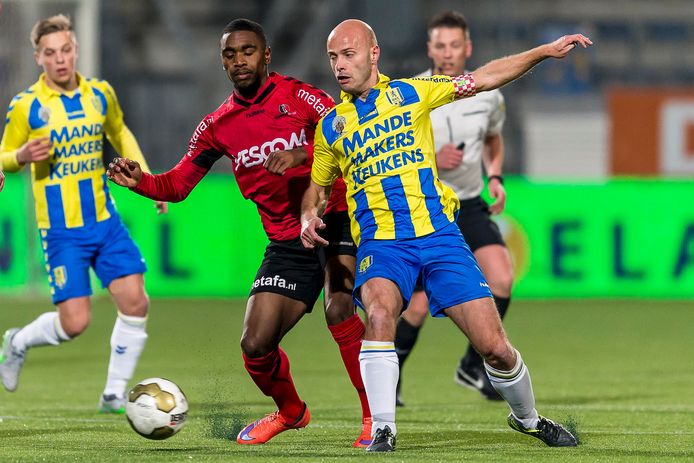 Steef Nieuwendaal van RKC Waalwijk in duel met de snelle Gyrano Kerk van Helmond Sport.