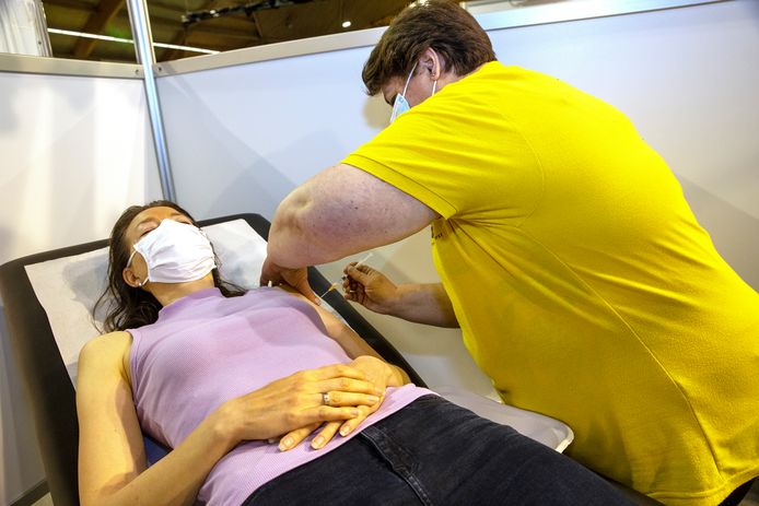 Mensen zijn soms heel bang voor een prik, maar toch komen ze voor een vaccinatie. GGD-artsen en -verpleegkundigen  slepen ze door de procedure heen. Op  de foto verpleegkundige Liesbeth Roijen die patiënte Nanja op haar gemak stelt en ondertussen direct de vaccinatie zet.