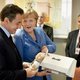 Merkel geeft Sarkozy teddybeertje kado