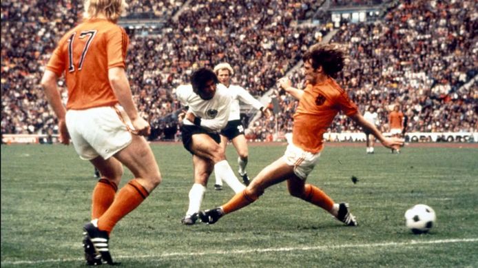 Gerd Müller maakt het beslissende doelpunt in de WK-finale van 1974 tegen Nederland.