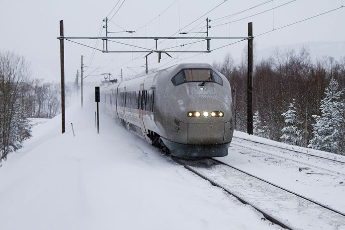 Een trein rijdt door de sneeuw in Noorwegen. Archiefbeeld.