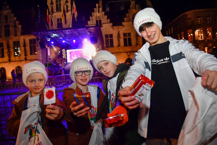 Maarten, Wout, Stan en Lander trakteren de wachtenden op peperkoek.