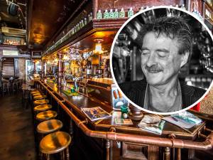Met overlijden van cafébaas Charles Fontijn (70) verliest Zwolle ‘de man die iedereen liet dansen’