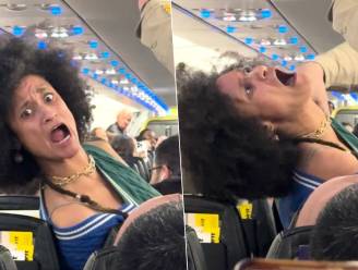Vrouw gedraagt zich als ware bezetene wanneer ze gearresteerd wordt op vliegtuig