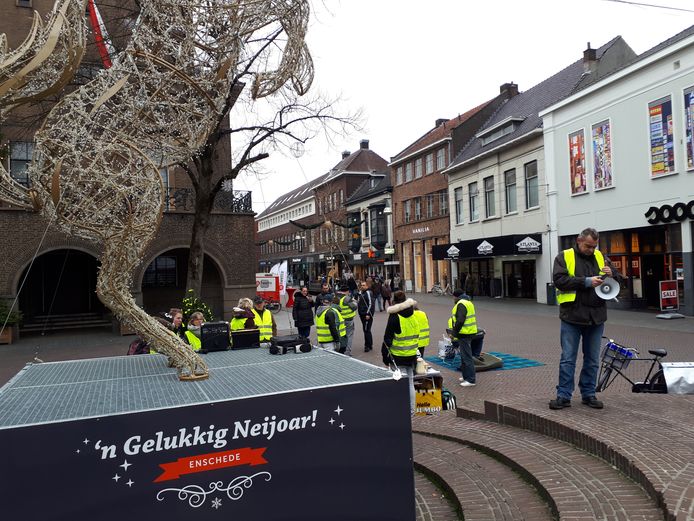 Leden van de protestbeweging Gele Hesjes op het Ei van Ko in Enschede.