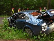 Bestuurder uit auto geslingerd in Breda: weg ligt na ongeluk vol brokstukken