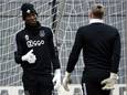 André Onana en Remko Pasveer op de training bij Ajax.