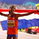 Sifan Hassan loopt naar wereldtitel op 10 kilomter bij WK Atletiek | Lucinda Riley verkocht 20 miljoen boeken: ‘Wat kan ik verwachten van recensenten? Mijn kop moet eraf’