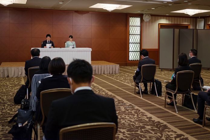Mako en Kei Komuro tijdens de persconferentie na hun huwelijk