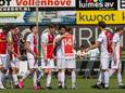 Flevo Boys viert een treffer in de competitiewedstrijd tegen Eemdijk. De ploeg uit Emmeloord moet vanmiddag afrekenen met asv Dronten om niet te degraderen naar de eerste klasse.