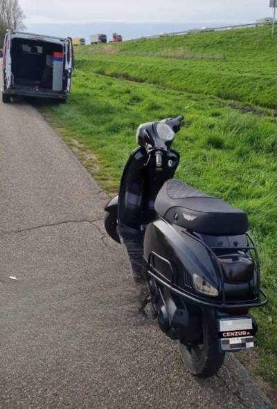 Driemaal is scheepsrecht: Jongen (17) moet scooter inleveren omdat hij meermaals zonder rijbewijs ri