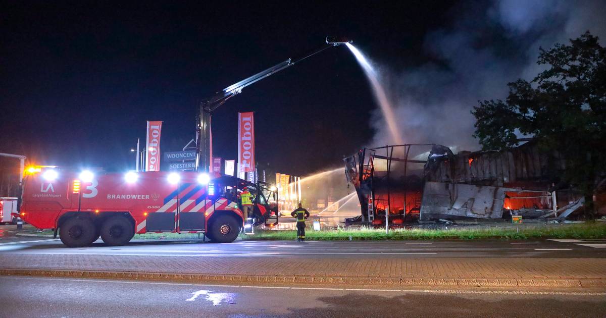 Zelfs blusreuzen van Schiphol ingezet bij megabrand ...