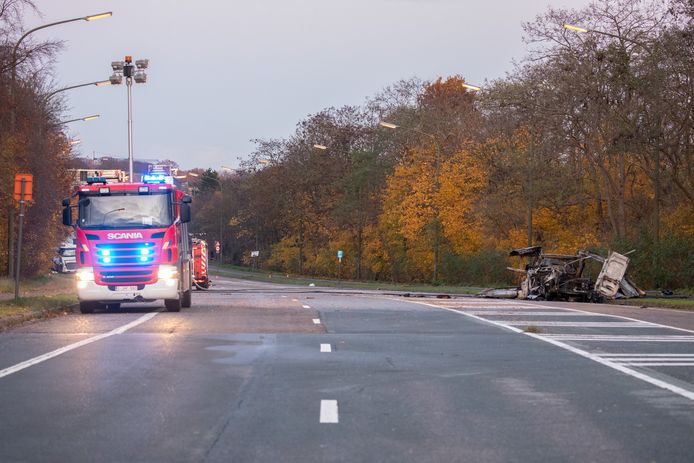 Brandweermannen blussen de ontplofte bestelwagen op de Transcontinentaalweg in Ekeren.