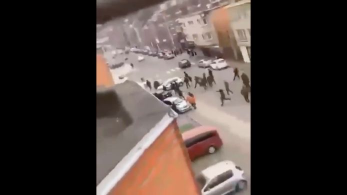 Vendredi aux alentours de 17h00, un trentenaire d’origine tchétchène à bord de son véhicule a été pris à partie par un groupe de personnes cagoulées. Les individus ont utilisé des battes de baseball pour s’en prendre au véhicule. En tentant de fuir, le chauffeur a percuté plusieurs autres véhicules en stationnement avant que l’on fasse feu sur lui.