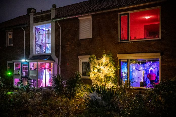 Voor de Pompoenenjacht versierde huizen aan het Titus Brandsmaplein.