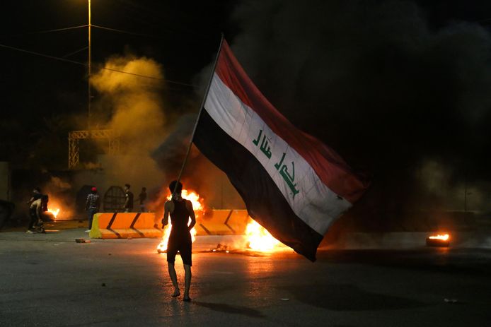 Iraakse demonstranten steken autobanden in brand voor het consulaat in Karbala.