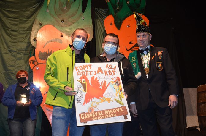 Robinn van MKV Groulek Dest en Sammy van NKV Vantauidj op Tasj, de winnende ontwerpers van de affiche voor carnaval Ninove 2022, met Giovanni Neckebroeck van de Karnavalraad tijdens de opening van carnaval Ninove 2022 in november.