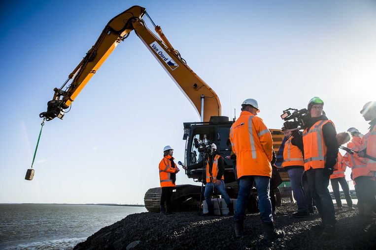 Minister Cora van Nieuwenhuizen van infrastructuur en waterstaat tijdens het officiële startsein voor de werkzaamheden voor de versterking van de Afsluitdijk.  Beeld ANP
