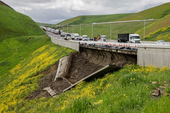 Schade aan een snelweg in Californië.