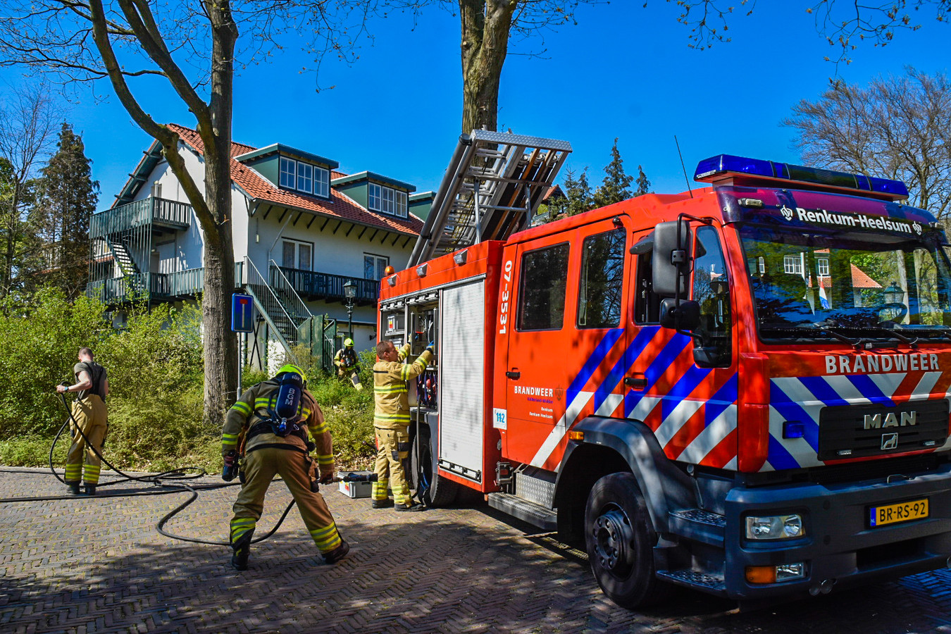 Hotel Heelsum tijdelijk ontruimd vanwege brand Foto AD nl