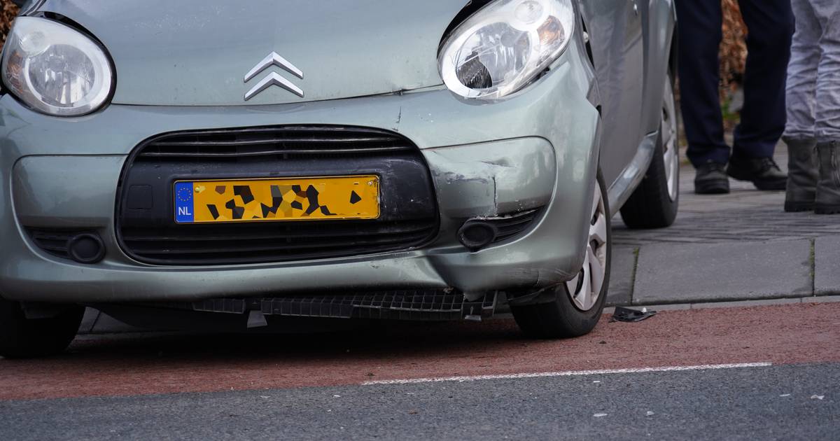 Autobestuurster in Meppel gewond door botsing met bus.