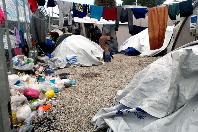 Een kind te midden van een geïmproviseerd tentenkamp op Lesbos.
