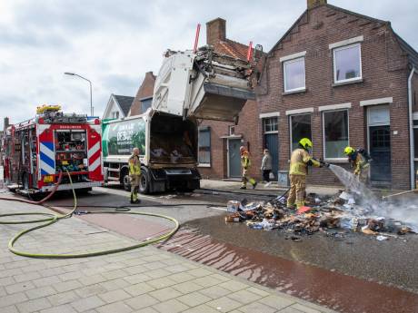 Oud papier in vuilniswagen vliegt in brand in Roosendaal