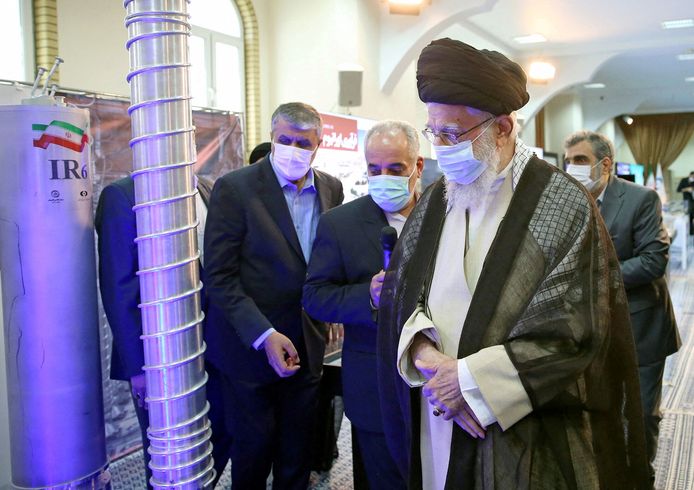 Archiefbeeld. De Iraanse religieuze leider Ali Khamenei bezoekt een nucleaire faciliteit in Teheran. (11/06/23)