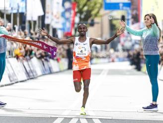 Oppermachtige Abdi Nageeye verbetert Nederlands record en wint opnieuw Marathon Rotterdam