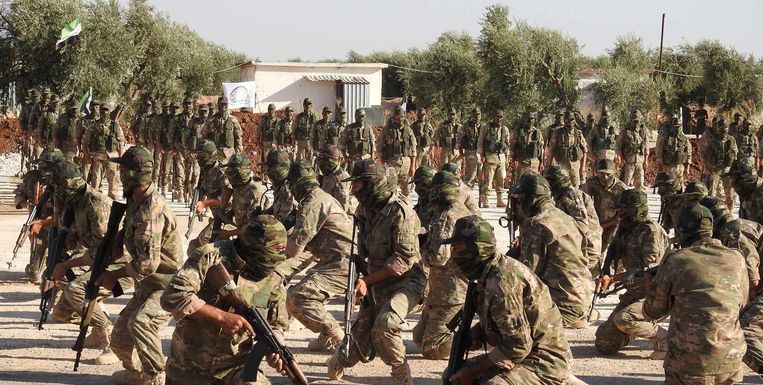 Leden van de rebellengroep Jabhat al-Shamiya oefenen nabij de Syrische stad Aleppo. Beeld  