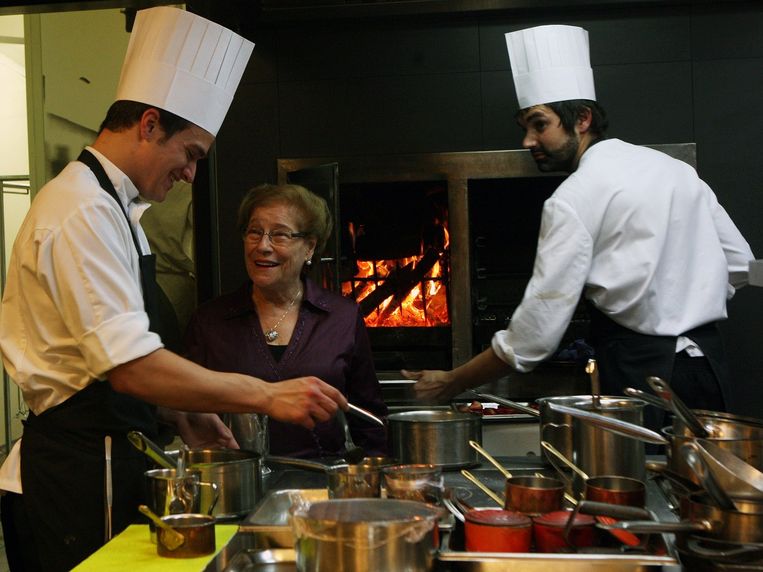 Joan Roca, Jordi Roca hun moeder in de keuken van El Celler de Can Roca in Girona. Beeld AFP