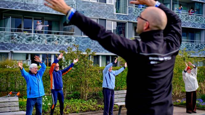 Ouderen komen in beweging door balkongym: ‘Het mag van mij nog wel een tandje zwaarder’