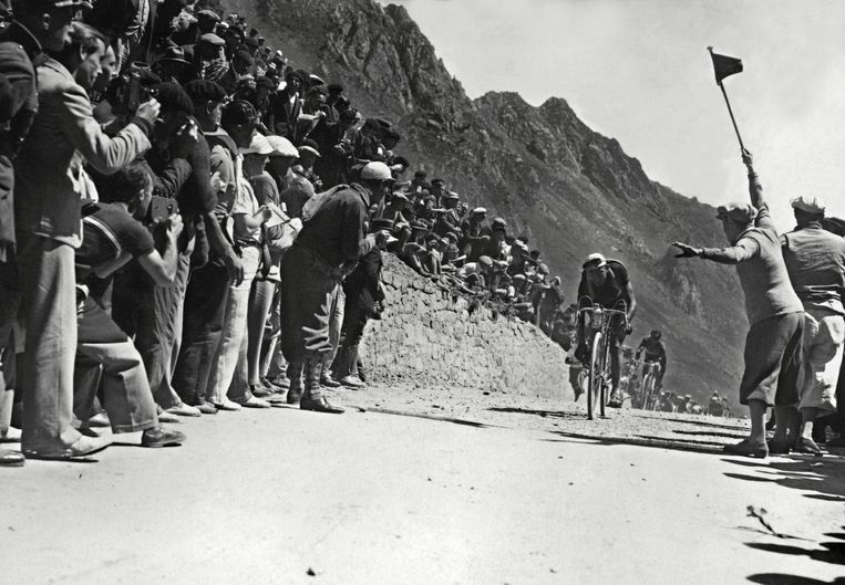 Sylvère Maës en Ambrogio Morelli op de flanken van de Tourmalet tijdens de 16de etappe  van de Tour de France 1935. Beeld AFP
