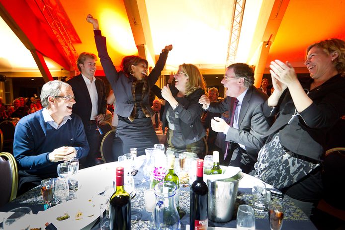 Vreugde bij Monique Chaudron (rechts in het midden) en Veronique Wiering als Fashion2Wear in 2012 is verkozen tot onderneming van het jaar bij VOA in Alphen.