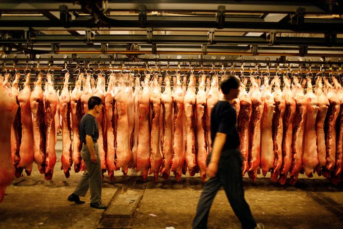 Kopers keuren varkenskarkassen in Shanghai