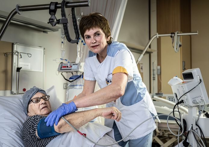 Betsie Hurkmans werkt al jaren op de oncologieafdeling van het Anna Ziekenhuis. Zelf kreeg ze tien jaar geleden ook te maken met de ziekte.